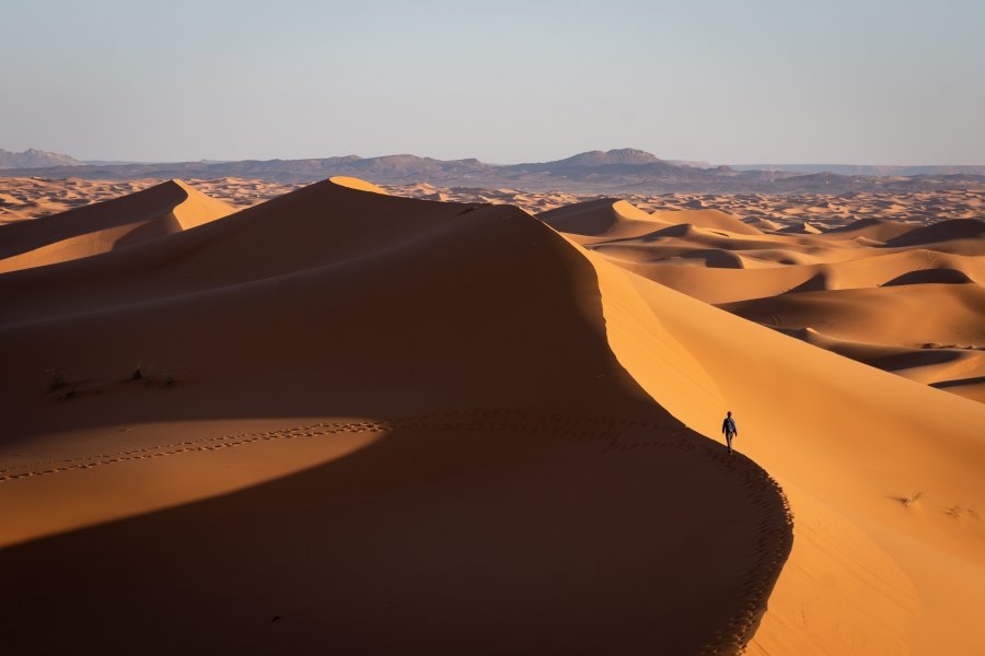 marcher-dunes-sable-merzouga-900×600